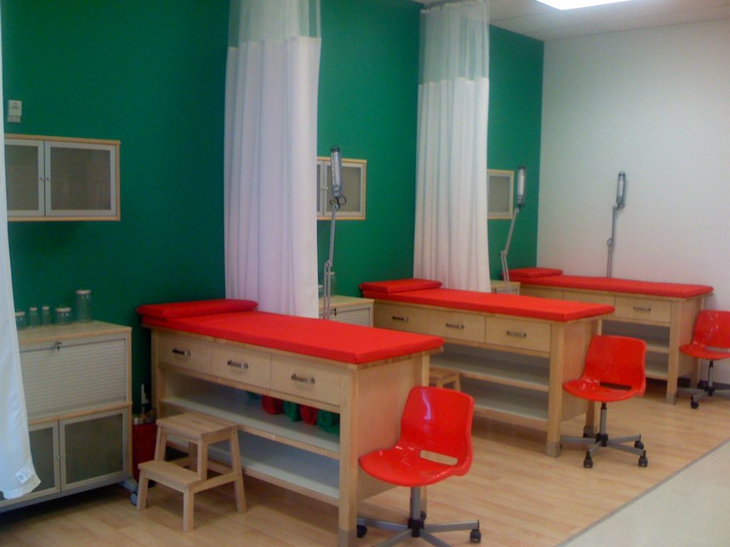 membuka klinik sendiri